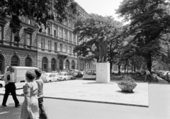 Magyarország, Budapest VI., Liszt Ferenc tér az Andrássy útról (Népköztársaság útja) nézve. Ady Endre szobor (Csorba Géza,1960.)., 1975, FŐFOTÓ, Budapest, Zastava 750, Trabant 601, Fortepan #206732