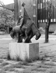 Magyarország, Budapest X., Rottenbiller park, Olcsai Kiss Zoltán szobrász Don Quijote és Sancho Panza szobra (1970)., 1975, FŐFOTÓ, posztamens, Budapest, Olcsai Kiss Zoltán-alkotás, Don Quijote-ábrázolás, Fortepan #206748