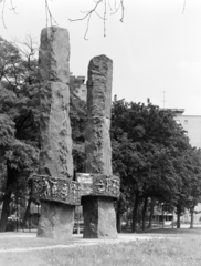 Magyarország, Budapest X., Rottenbiller park, Munkás-paraszt szövetség (Centenáriumi emlékmű) R. Kiss Lenke alkotása, 1975-ben került felállításra, a Veszprém megyei parasztág Centenáriumi ajándékaként., 1975, FŐFOTÓ, Budapest, Fortepan #206749