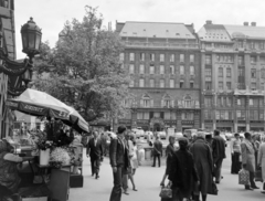 Magyarország, Budapest V., Vörösmarty tér a Gerbaud háztól a Luxus Áruház felé nézve., 1975, FŐFOTÓ, Budapest, Fortepan #206752