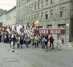 Magyarország, Budapest VII., a Verseny utca a Dózsa György út felől., 1975, FŐFOTÓ, színes, felvonulás, május 1, Röltex-márka, Budapest, Fortepan #206769