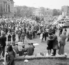 Magyarország, Budapest XIV.,Budapest VII., Ötvenhatosok tere (Felvonulási tér), május 1-i felvonulás, háttérben a Dózsa György út házsora., 1975, FŐFOTÓ, Budapest, Fortepan #206771