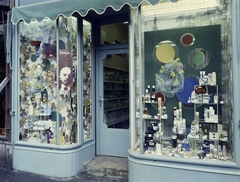 Hungary, Budapest IV., István (Bajcsy-Zsilinszky) út 12., Illatszerbolt., 1975, FŐFOTÓ, colorful, Show window, Lenin-portrayal, perfume store, Budapest, Fortepan #206792