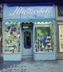 Hungary, Budapest IV., István (Bajcsy-Zsilinszky) út 12., Illatszerbolt., 1975, FŐFOTÓ, colorful, Show window, Lenin-portrayal, perfume store, Budapest, Fortepan #206793