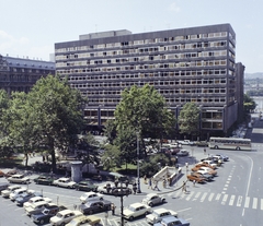 Hungary, Budapest V., Vörösmarty tér, szemben az ORI (Országos Rendező Iroda) székháza., 1975, FŐFOTÓ, colorful, Budapest, car park, Fortepan #206803