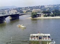 Hungary, Budapest XIII.,Budapest II., Jászai Mari tér, kilátás Buda felé, előtérben a Margit híd és a szigeti lejáró., 1975, FŐFOTÓ, ship, colorful, boat station, Budapest, Fortepan #206810