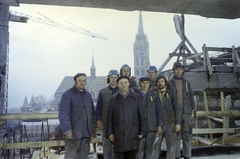 Hungary, Budapest I., a Hilton szálló építkezése az egykori egykori jezsuita kollégium és rendház helyén. Háttérben a Mátyás-templom., 1975, FŐFOTÓ, colorful, crane, worker, Budapest, cradling, Fortepan #206816