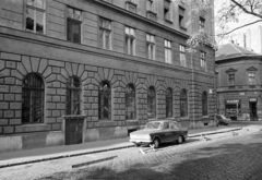 Magyarország, Budapest VII., Almássy tér, a Wesselényi utca 57. számú sarokház homlokzata., 1975, FŐFOTÓ, Budapest, kerékpárszerelő, Moszkvics 408, Fiat 128, Fortepan #206821