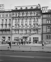 Hungary, Budapest VIII., József körút, villamosmegálló a Blaha Lujza térnél, szemben a Nemzeti Szálló épülete., 1975, FŐFOTÓ, Budapest, Fortepan #206830