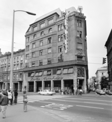 Hungary, Budapest VII.,Budapest VIII., Rákóczi út, szemben a Lottó Áruház, jobbra a Klauzál utca torkolata., 1976, FŐFOTÓ, Budapest, neon sign, Fortepan #206907