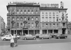 Hungary, Budapest VIII.,Budapest VII., Blaha Lujza tér, szemben az Akácfa utca és az Erzsébet (Lenin) körút közötti házak. Jobbra az EMKE ház., 1976, FŐFOTÓ, Budapest, Fortepan #206917