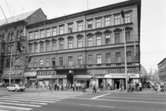 Hungary, Budapest VII., Rákóczi út, szemben 82-es számú házban, a Huszár utca sarkán, a Honvéd mozi., 1976, FŐFOTÓ, movie theater, Budapest, crosswalk, Fortepan #206924