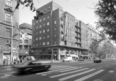 Hungary, Budapest VII., Rákóczi út, szemben a Síp utca sarkán a Verseny Áruház. A Dohány utca sarkán a Metro Klub, 1976, FŐFOTÓ, store, clothing store, Budapest, crosswalk, Fortepan #206939