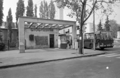 Hungary, Budapest II., Kelemen László utca, buszvégállomás a Pasaréti téren, háttérben a Páduai Szent Antal-templom., 1976, FŐFOTÓ, bus, pharmacy, dustbin, newsstand, Budapest, Best of, Ikarus-brand, Fortepan #206995