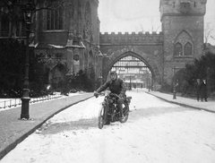 Magyarország, Városliget, Budapest XIV., Vajdahunyad vára., 1930, Fortepan, kastély, AJS-márka, motorkerékpár, Alpár Ignác-terv, kapualj, eklektikus építészet, Budapest, csúcsív, Fortepan #20702