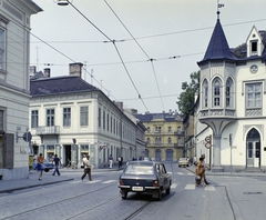 Hungary, Szeged, Kelemen László utca - Somogyi utca sarok a Zrínyi utcából nézve, jobbra a Fekete ház., 1976, FŐFOTÓ, colorful, Peugeot-brand, number plate, crosswalk, Fortepan #207059