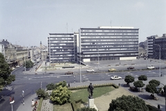 Hungary, Győr, kilátás a Városházából, előtérben a Városház (Szabadság) téren a Tanácsköztársaság emlékműve, Kovács Ferenc szobrászművész alkotása (1959). Szemben balra az Észak- Dunántúli Vízügyi Igazgatóság, előrébb a Megyei Tanács (később Kormányhivatal) épülete., 1976, FŐFOTÓ, Fortepan #207065