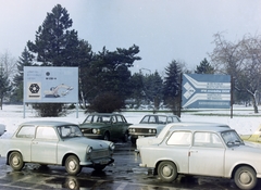 Magyarország, Ferihegyi (ma Liszt Ferenc) repülőtér, Budapest XVIII., parkoló a főbejárat előtt., 1977, FŐFOTÓ, színes, Trabant 601, rendszám, Budapest, Fortepan #207095