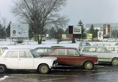 Magyarország, Ferihegyi (ma Liszt Ferenc) repülőtér, Budapest XVIII., parkoló a főbejárat előtt., 1977, FŐFOTÓ, színes, Budapest, Skála áruház, Fortepan #207096