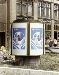 Magyarország, Budapest V., Felszabadulás tér (Ferenciek tere), hirdetőoszlop a Párizsi udvar előtt., 1977, FŐFOTÓ, színes, Budapest, Fortepan #207098