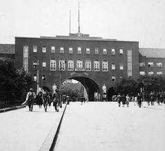 Magyarország, Szeged, Aradi vértanúk tere (Gizella tér), háttérben a Hősök kapuja., 1938, Fortepan, kapu, neoklasszicizmus, Pogány Móric-terv, Fortepan #20710