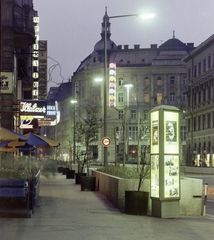 Magyarország, Budapest V., Ferenciek tere (Károlyi Mihály utca) a Kossuth Lajos utca felé nézve. Hirdetőoszlop a közúti aluljáró mellett., 1977, FŐFOTÓ, színes, Budapest, Fortepan #207111