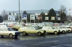 Magyarország, Ferihegyi (ma Liszt Ferenc) repülőtér, Budapest XVIII., parkoló a főbejárat előtt., 1977, FŐFOTÓ, színes, Budapest, Fortepan #207123