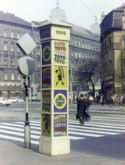 Magyarország, Budapest VI.,Budapest XIII., Nyugati (Marx) tér, szemben a Váci út, jobbra a Westend-ház., 1977, FŐFOTÓ, színes, hirdetőoszlop, Budapest, gyalogátkelő, Fortepan #207142