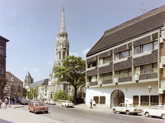 Magyarország, budai Vár, Budapest I., Tárnok utca a Budavári Álltalános Iskola előtt. Szemben a Szentháromság téren a Mátyás-templom., 1977, FŐFOTÓ, Budapest, Fortepan #207157