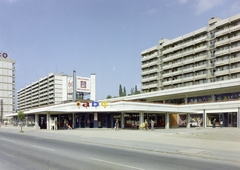 Magyarország, Salgótarján, Rákóczi út, az ABC mögött a felvétel bal szélén az Arany János út torkolata., 1977, FŐFOTÓ, színes, élelmiszerbolt, Fortepan #207158