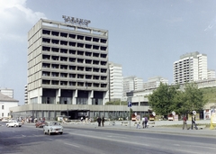 Magyarország, Salgótarján, Fő tér, Karancs szálló., 1977, FŐFOTÓ, színes, Trabant 601, Fortepan #207160