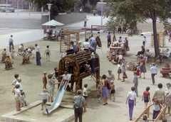 Magyarország, Miskolc, Görgey Artúr utca, játszótér a II. Rákóczi Ferenc Megyei Könyvtár előtt., 1977, FŐFOTÓ, játszótér, színes, gyerekek, Fortepan #207167