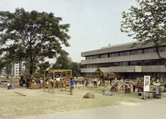 Magyarország, Miskolc, Görgey Artúr utca, játszótér a II. Rákóczi Ferenc Megyei Könyvtár előtt., 1977, FŐFOTÓ, színes, játszótér, Fortepan #207172