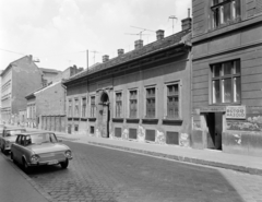 Magyarország, Budapest VIII., Magdolna (Koltói Anna) utca a Szigetvári utcától a Koszorú utca irányába nézve, szemben a 18-as számú ház., 1977, FŐFOTÓ, Trabant-márka, Trabant 601, rendszám, Skoda 100, Budapest, cégtábla, Fortepan #207200