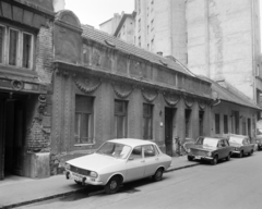 Magyarország, Budapest VIII., Tolnai Lajos utca, szemben középen a 3-as számú ház., 1977, FŐFOTÓ, Dacia-márka, láda, Polski Fiat 125p, Budapest, Fortepan #207217