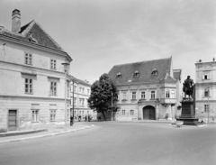 Magyarország, Győr, Bécsi kapu (Köztársaság) tér, Kisfaludy Károly szobor (Mátrai Lajos György, 1892.). Háttérben a Szabadsajtó utca torkolatánál az Altabak-ház és az Ott-ház., 1977, FŐFOTÓ, Fortepan #207236