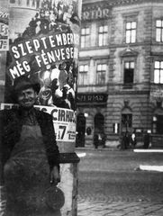 Magyarország, Budapest I., Széna tér 1/a, Ostrom utca sarok., 1938, Fortepan, plakát, hirdetőoszlop, gyógyszertár, Budapest, Fortepan #20724