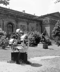 Hungary, Budapest XIV., Olof Palme sétány (Népstadion út), előtérben a "Magyar szobrászat - a Műcsarnok szabadtéri kiállítása" egyik műve: Maróti János: Kompozíció (1974). Ettől jobbra a Szent Kristóf szobor (Hűvös László, 1910.), háttérben a Műcsarnok., 1978, FŐFOTÓ, Budapest, Fortepan #207279