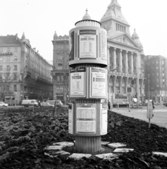 Hungary, Budapest V., Erzsébet (Engels) tér, színházak műsorát hirdető plakátok, háttérben az Anker-ház., 1978, FŐFOTÓ, Budapest, Fortepan #207282