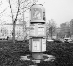 Hungary, Budapest V., Erzsébet (Engels) tér, színházak műsorát hirdető plakátok, háttérben a Bazilika., 1978, FŐFOTÓ, Budapest, Fortepan #207283