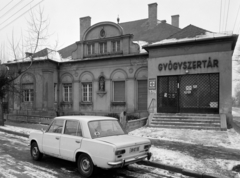 Magyarország, Budapest XVI., Veres Péter út 112. (Széchenyi út 18.) Gyógyszertár a Corvin utca sarkán., 1977, FŐFOTÓ, gyógyszertár, rendszám, Budapest, Fortepan #207346