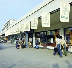 Magyarország, Salgótarján, Rákóczi úti üzletsor, balra a ferences templon tornyának részlete látszik., 1979, FŐFOTÓ, színes, Fortepan #207358