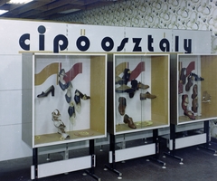 Magyarország, Budapest VIII., Blaha Lujza tér, Corvin Áruház, a cipő osztály bemutaó vitrine., 1979, FŐFOTÓ, színes, cipő, vitrin, Budapest, Fortepan #207369