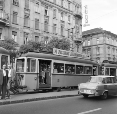 Hungary, Budapest V.,Budapest XIII., Szent István körút, villamosmegálló a Jászai Mari térnél, háttérben jobbra a Hollán Ernő (Fürst Sándor) utca. A Fővárosi Moziüzemi Vállalat (FŐMO) által forgalmazott film plakátja., 1969, FŐFOTÓ, Budapest, tram, Fortepan #207388