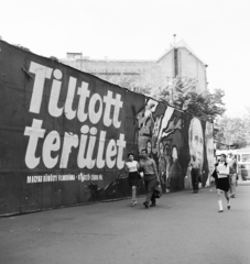 Hungary, Budapest V., Kálvin tér, a Fővárosi Moziüzemi Vállalat (FŐMO) által forgalmazott film plakátja a Kecskeméti utca sarkán., 1969, FŐFOTÓ, Budapest, movie poster, Fortepan #207389