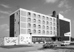 Magyarország, Eger, Szálloda utca 1-3., Hotel Eger, balra Pólya József festőművész kerámia faliképe., 1967, FŐFOTÓ, Fortepan #207433