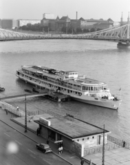 Hungary, Budapest V.,Budapest XI., előtérben a Belgrád rakpart és a MAHART nemzetközi hajóállomása, háttérben a Szabadság híd és a Budapesti Műszaki Egyetem (később Budapesti Műszaki és Gazdaságtudományi Egyetem)., 1969, FŐFOTÓ, ship, Danube, Carpati ship, Budapest, Budapest University of Technology, Fortepan #207438