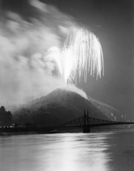 Magyarország, Budapest XI., augusztus 20-i tűzijáték a Gellért-hegyen. Előtérben a Szabadság híd, 1967, FŐFOTÓ, tűzijáték, Budapest, Fortepan #207455