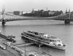 Hungary, Budapest V.,Budapest XI., előtérben a Belgrád rakpart és a MAHART nemzetközi hajóállomása, háttérben a Szabadság híd és a Budapesti Műszaki Egyetem (később Budapesti Műszaki és Gazdaságtudományi Egyetem)., 1969, FŐFOTÓ, Budapest, Budapest University of Technology, Fortepan #207484