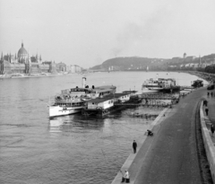 Hungary, Budapest II., látkép a Margit hídról, előtérben a Bem József téri hajóállomás, balra a Parlament, jobbra a Gellért-hegy és a budai Vár., 1969, FŐFOTÓ, Danube, Budapest, Fortepan #207485